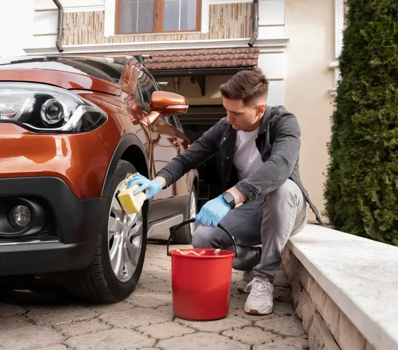 Lavage auto à domicile Saint-Yorre : professionnel intervenant sur un véhicule